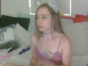 blondiebubblebooty is blonde cam girl 22 years old shows free porn